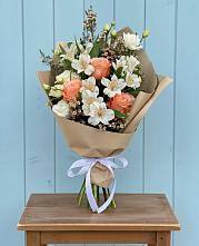Букет цветов из:  Альстромерии, Лизиантусы, Розы и Хризантемы в Тымовское