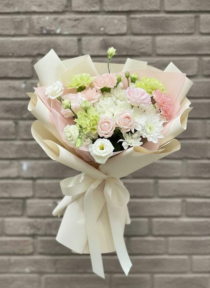 Букет цветов из: Гвоздики, Розы, Лизиантусы и Хризантемы в Тымовское