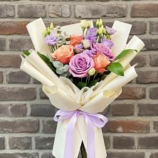 Букет цветов из:  Лизиантусы и Розы в Тымовское