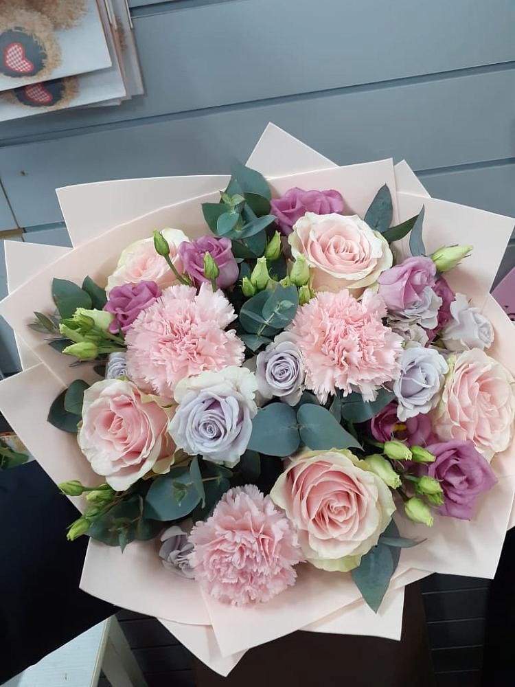 Букет цветов из: Розы, Гвоздики и Лизиантусы в Тымовское